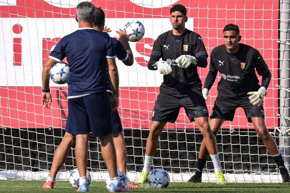 一名年轻且 一名年轻且